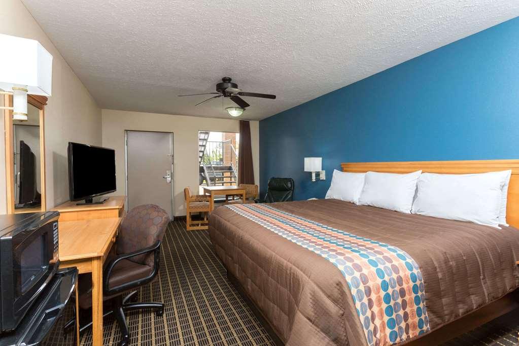Days Inn By Wyndham Forest Habitación foto